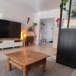 Maison De Famille A 2 Kms De La